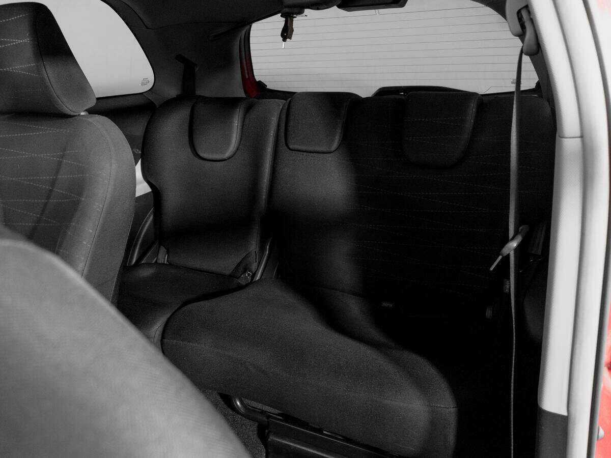 Купить Toyota Yaris с пробегом. Фото: #9