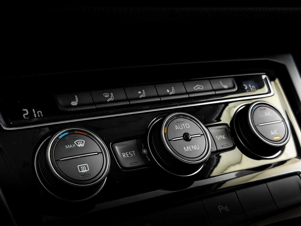 Купить Volkswagen Touran с пробегом. Фото: #20
