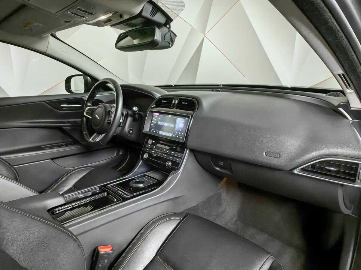 Купить Jaguar XE с пробегом. Фото: #8