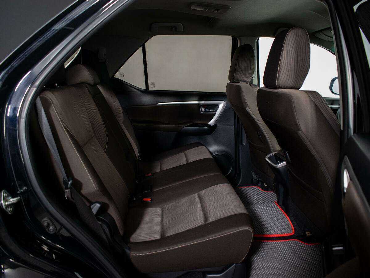 Купить Toyota Fortuner с пробегом. Фото: #7