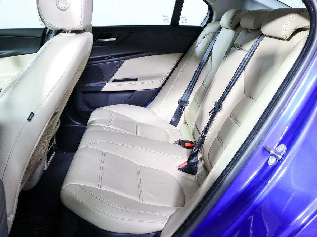 Купить Jaguar XE с пробегом. Фото: #8
