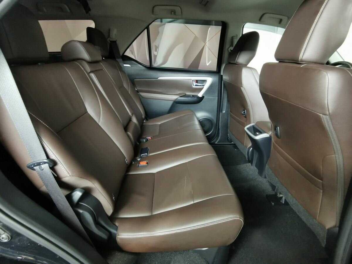 Купить Toyota Fortuner с пробегом. Фото: #11