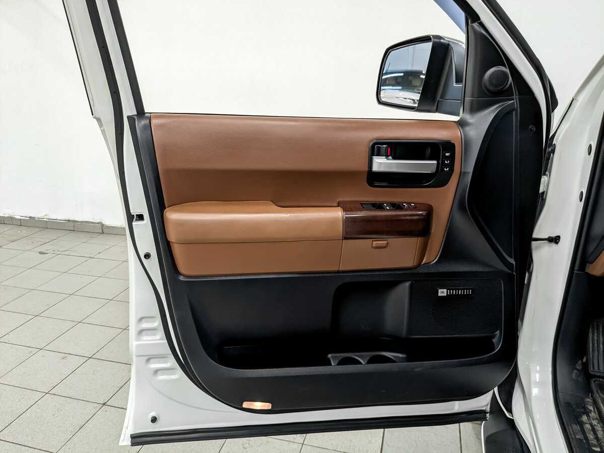 Купить Toyota Sequoia с пробегом. Фото: #18