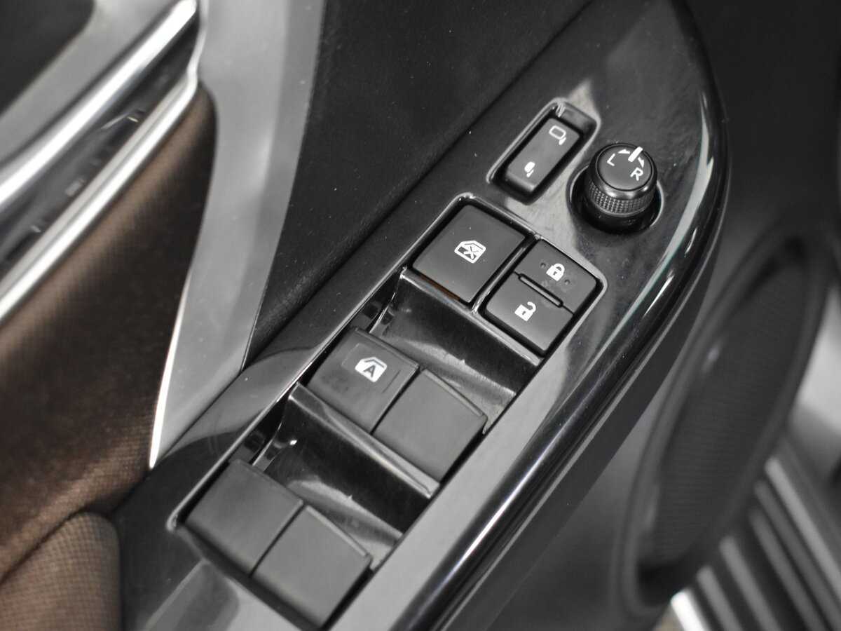 Купить Toyota Fortuner с пробегом. Фото: #7