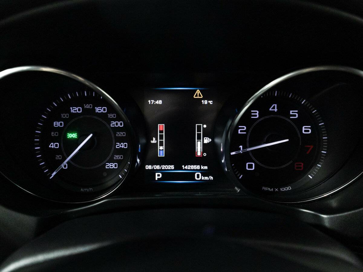 Купить Jaguar XE с пробегом. Фото: #11