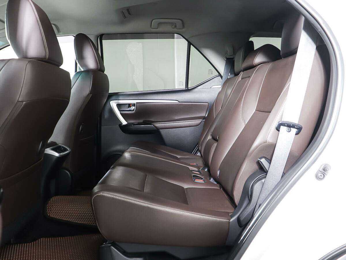 Купить Toyota Fortuner с пробегом. Фото: #9