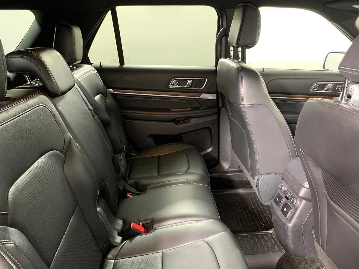 Купить Ford Explorer с пробегом. Фото: #17