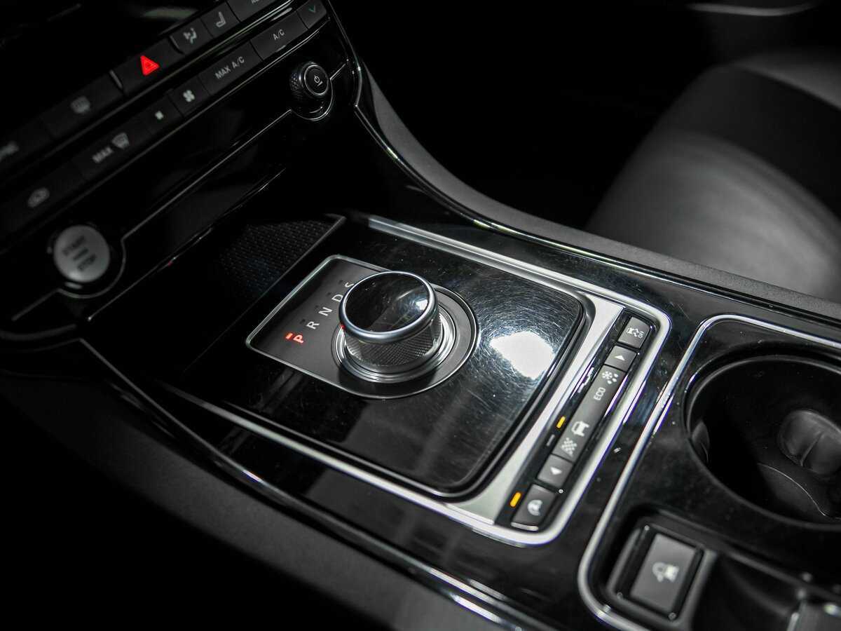 Купить Jaguar XE с пробегом. Фото: #11