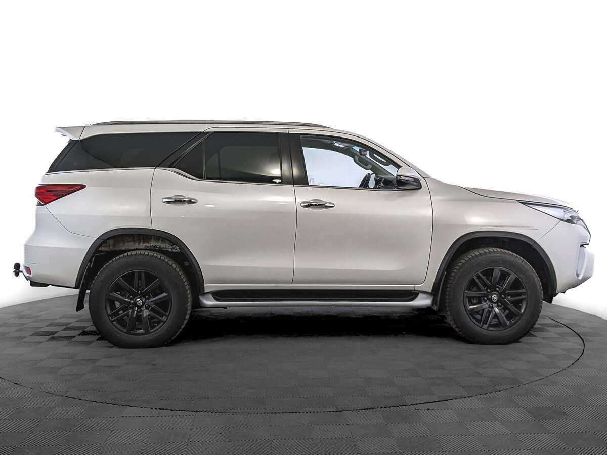 Купить Toyota Fortuner с пробегом. Фото: #3