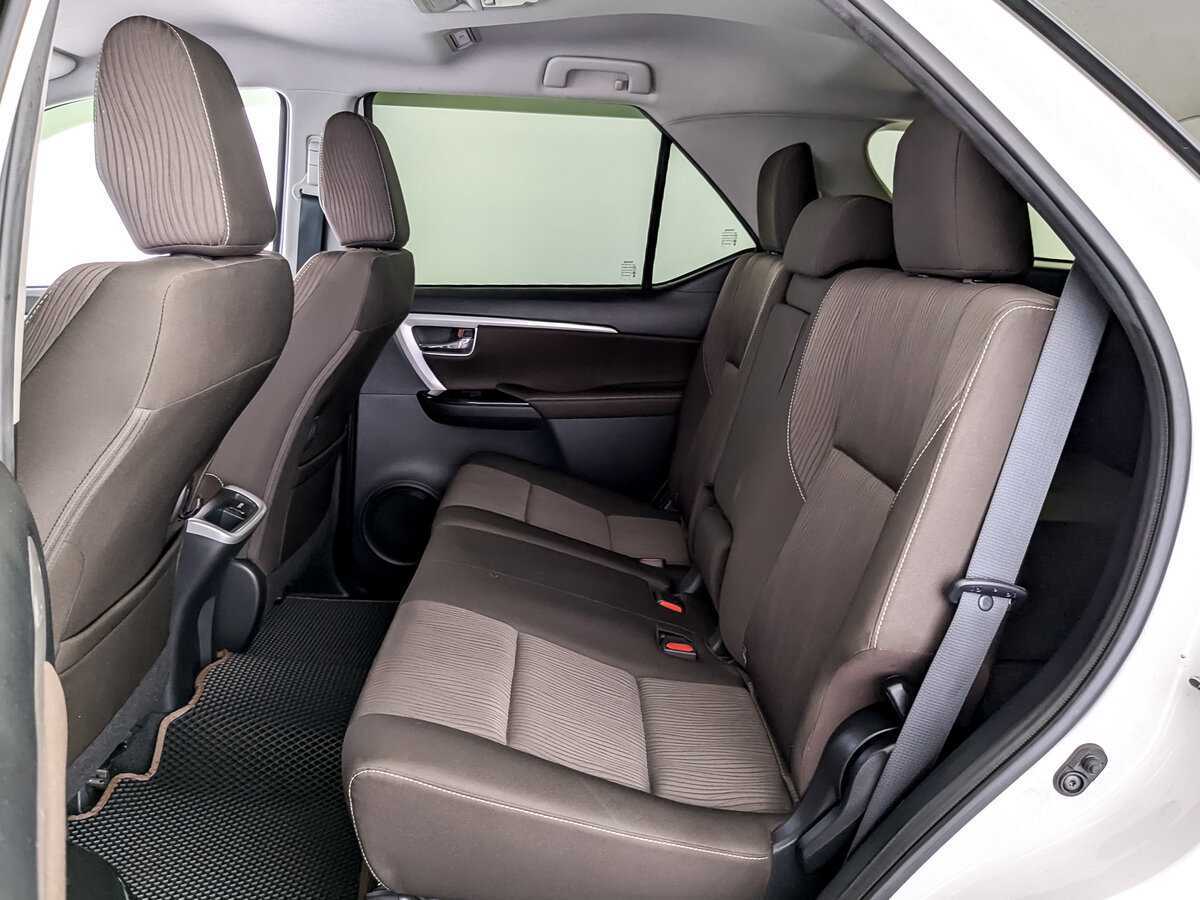 Купить Toyota Fortuner с пробегом. Фото: #10