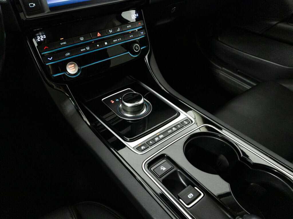 Купить Jaguar XE с пробегом. Фото: #15