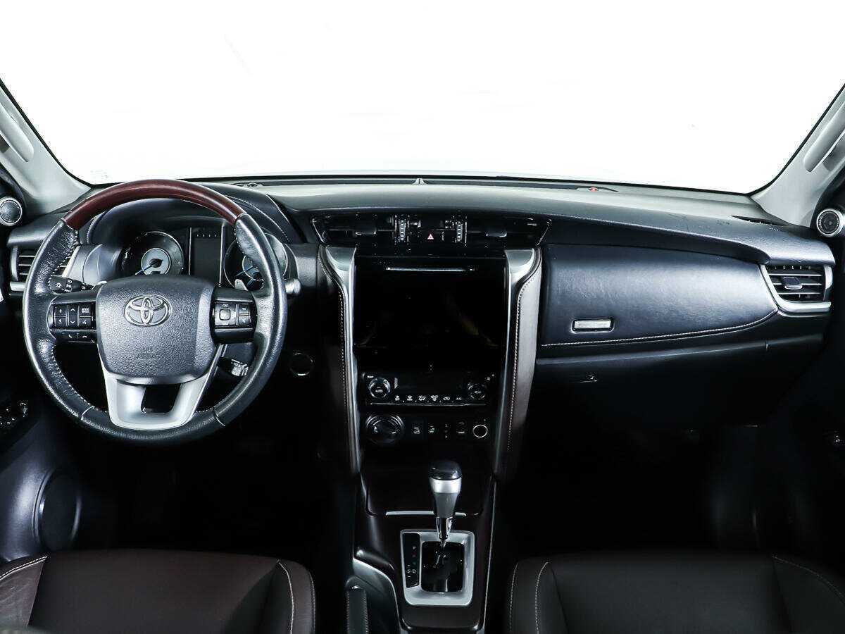 Купить Toyota Fortuner с пробегом. Фото: #8