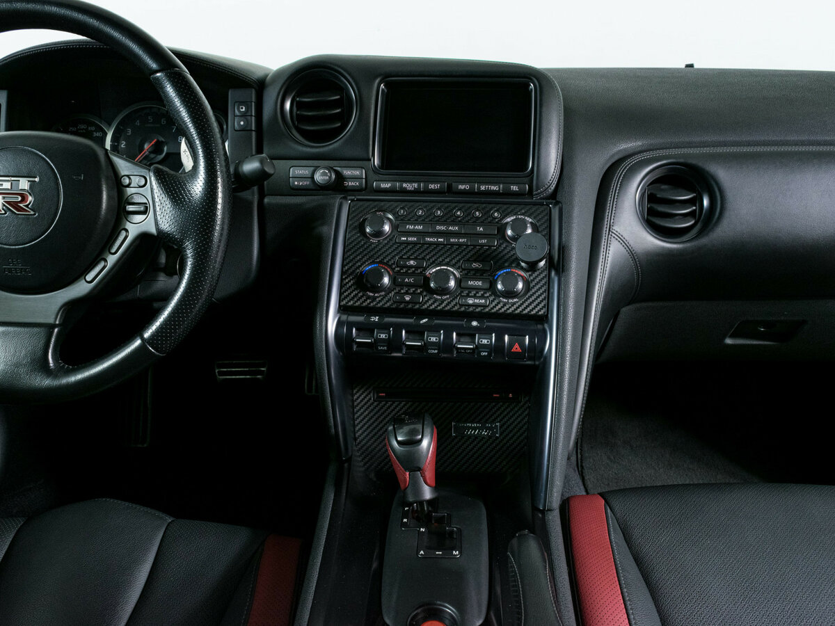 Купить Nissan GT-R с пробегом. Фото: #8