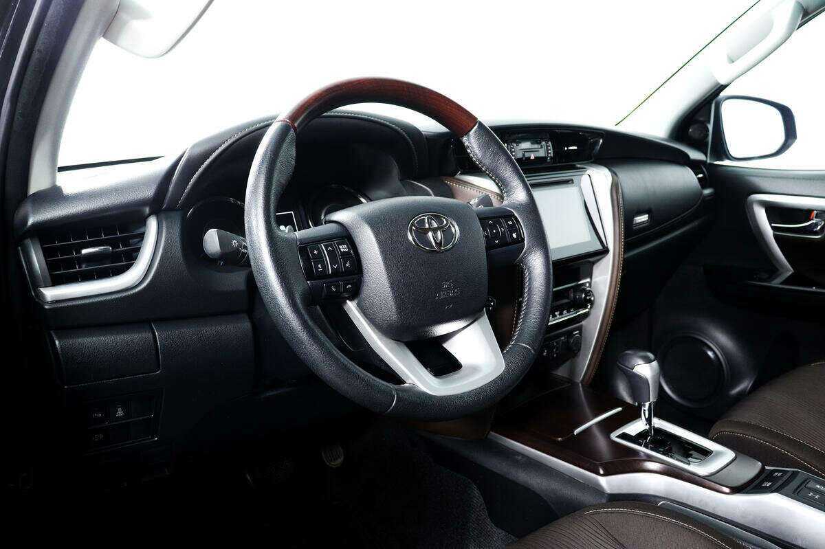 Купить Toyota Fortuner с пробегом. Фото: #12