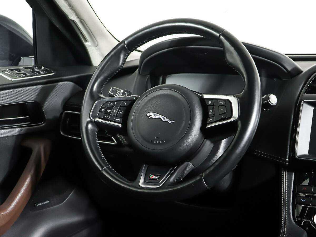 Купить Jaguar F-Pace с пробегом. Фото: #13
