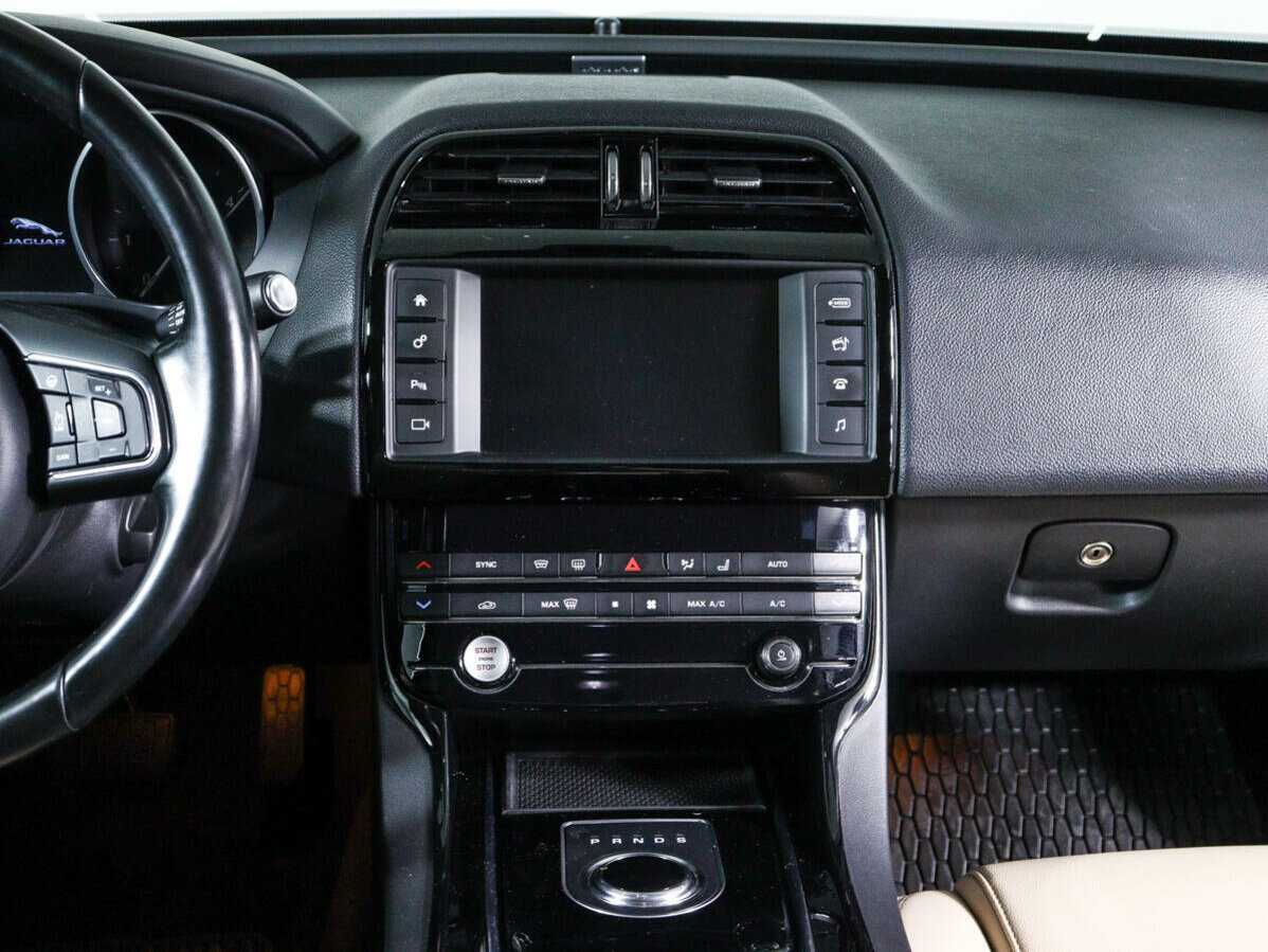 Купить Jaguar XE с пробегом. Фото: #12