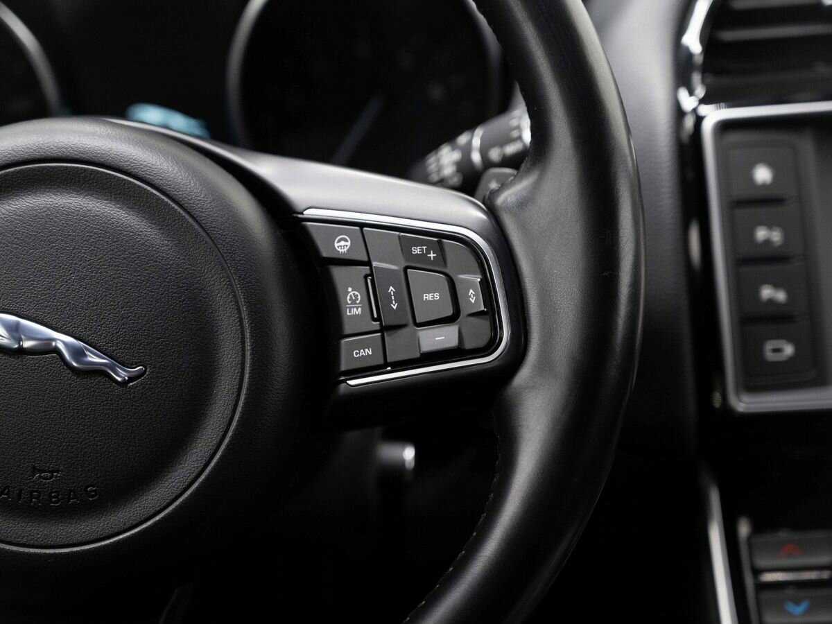 Купить Jaguar XE с пробегом. Фото: #15