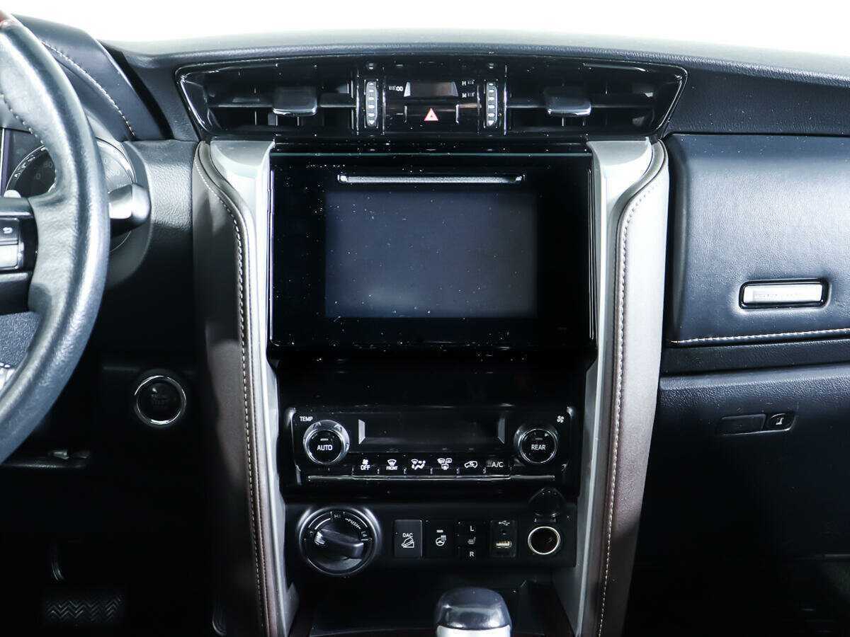 Купить Toyota Fortuner с пробегом. Фото: #9