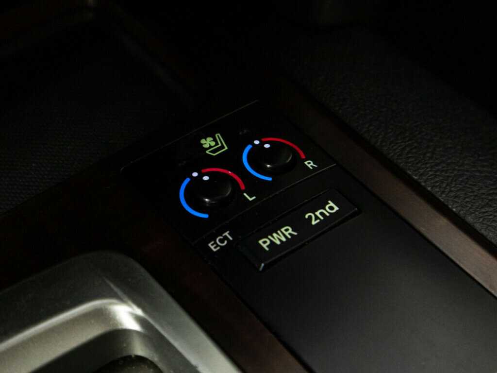 Купить Toyota Land Cruiser с пробегом. Фото: #20