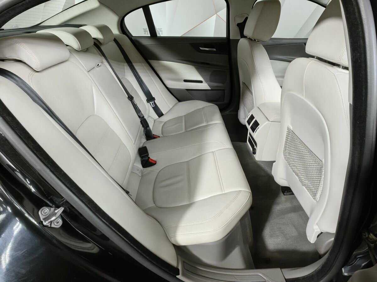 Купить Jaguar XE с пробегом. Фото: #11