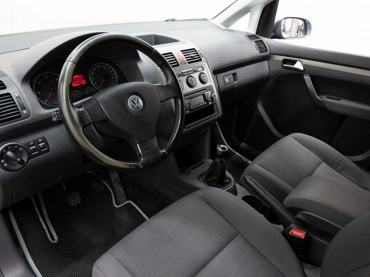Купить Volkswagen Touran с пробегом. Фото: #6