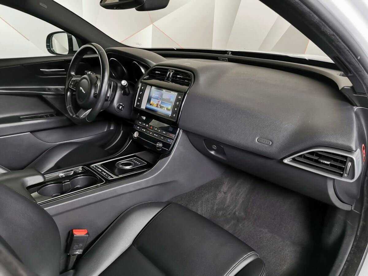 Купить Jaguar XE с пробегом. Фото: #8