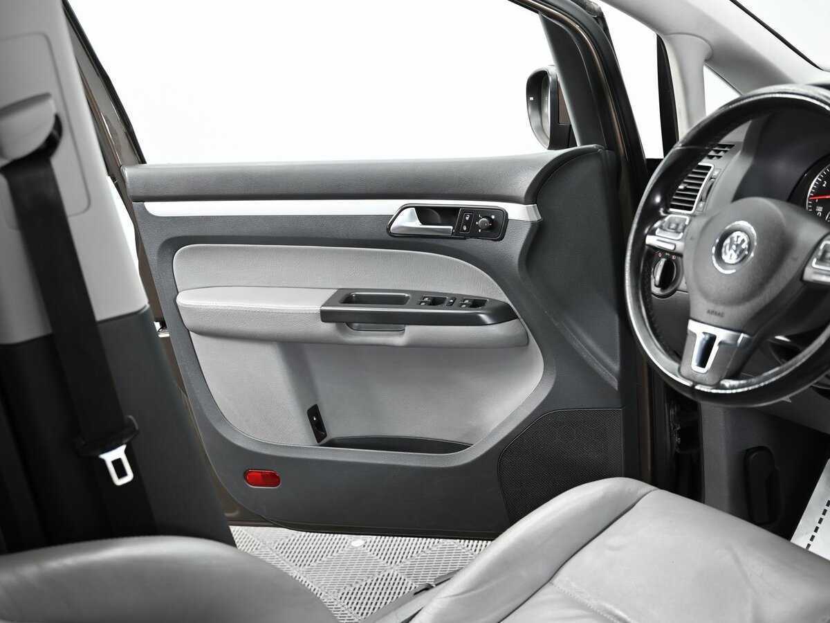 Купить Volkswagen Touran с пробегом. Фото: #4