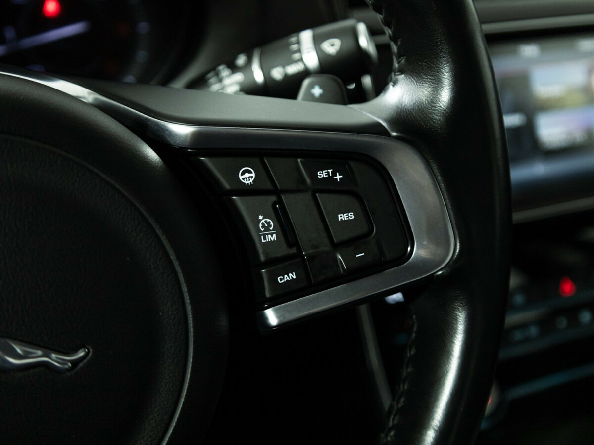 Купить Jaguar XE с пробегом. Фото: #15