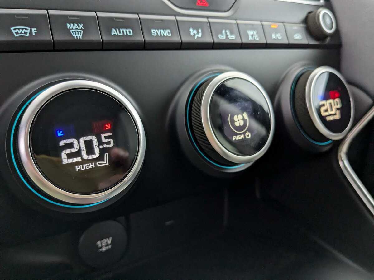 Купить Jaguar E-Pace с пробегом. Фото: #21