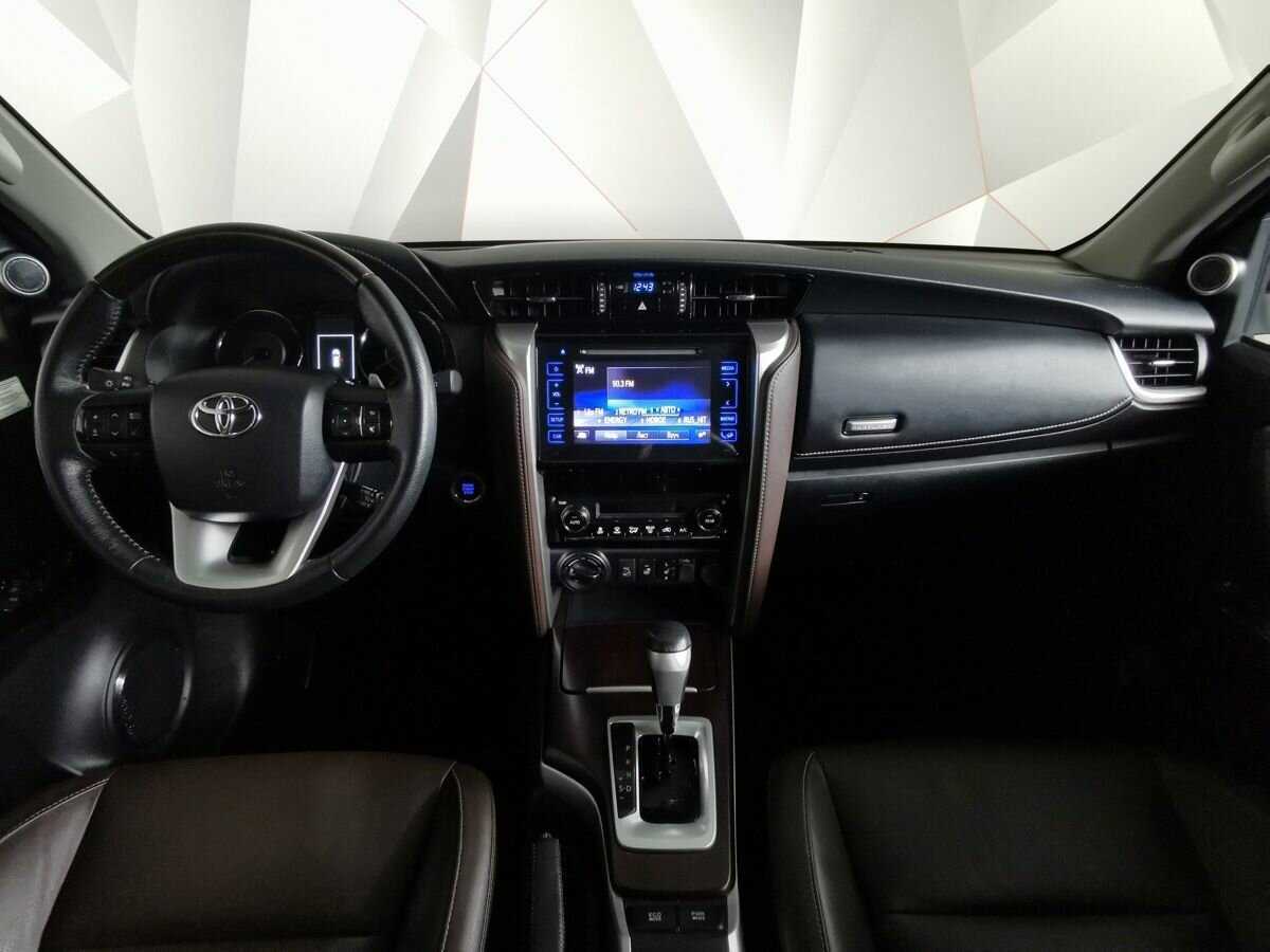 Купить Toyota Fortuner с пробегом. Фото: #9