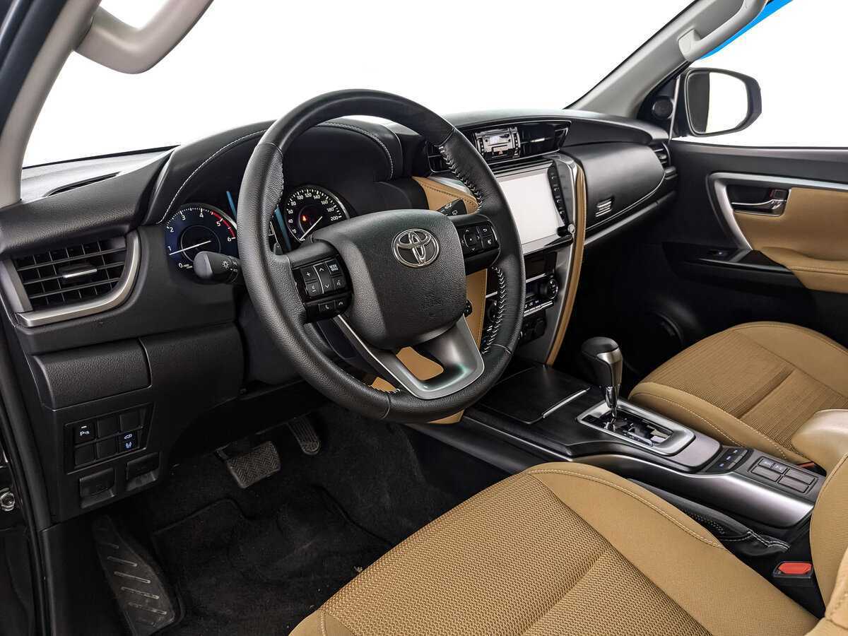 Купить Toyota Fortuner с пробегом. Фото: #10