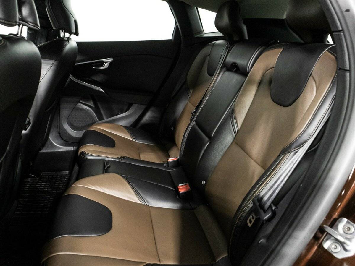 Купить Volvo V40 Cross Country с пробегом. Фото: #9