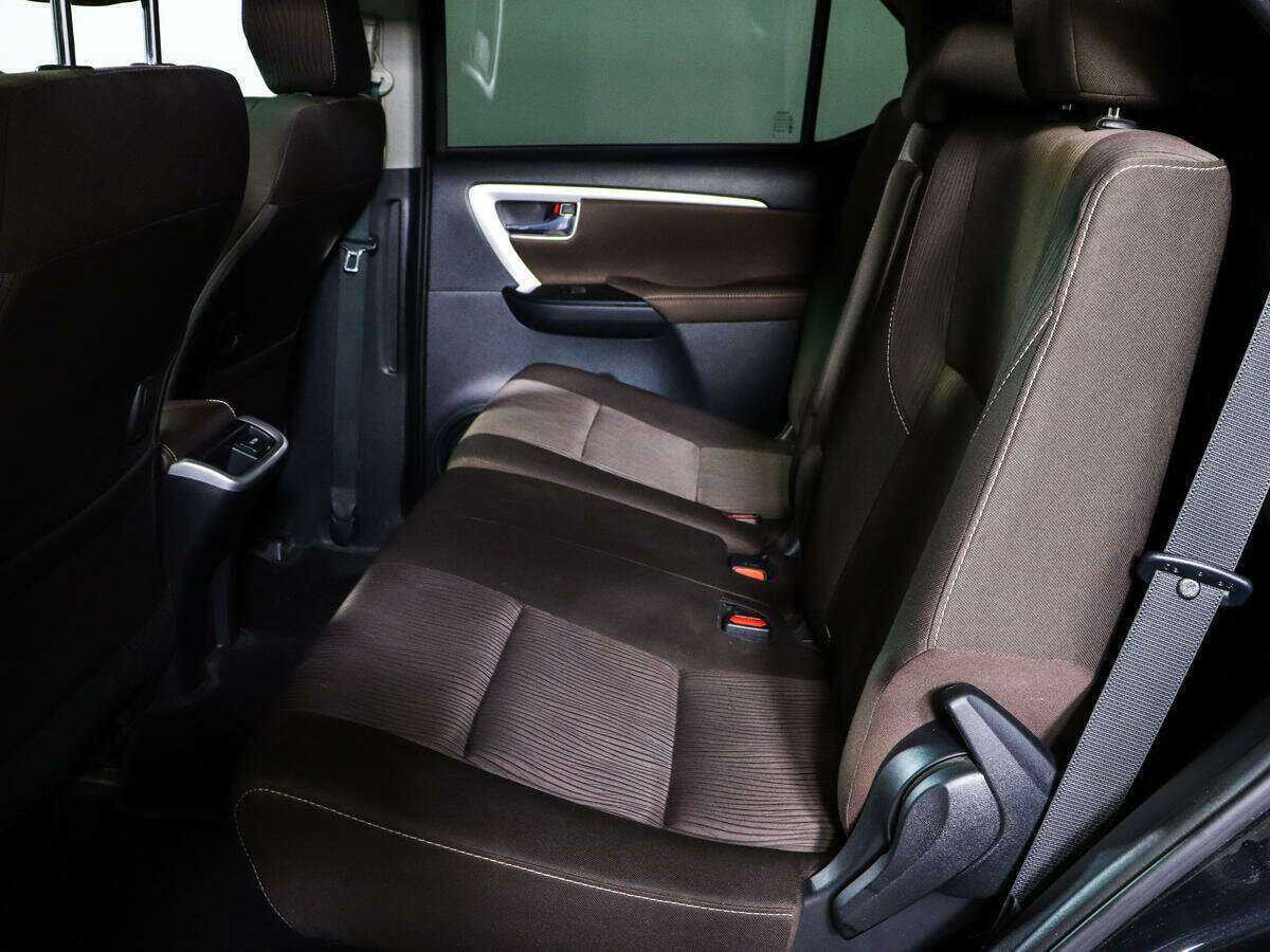 Купить Toyota Fortuner с пробегом. Фото: #7