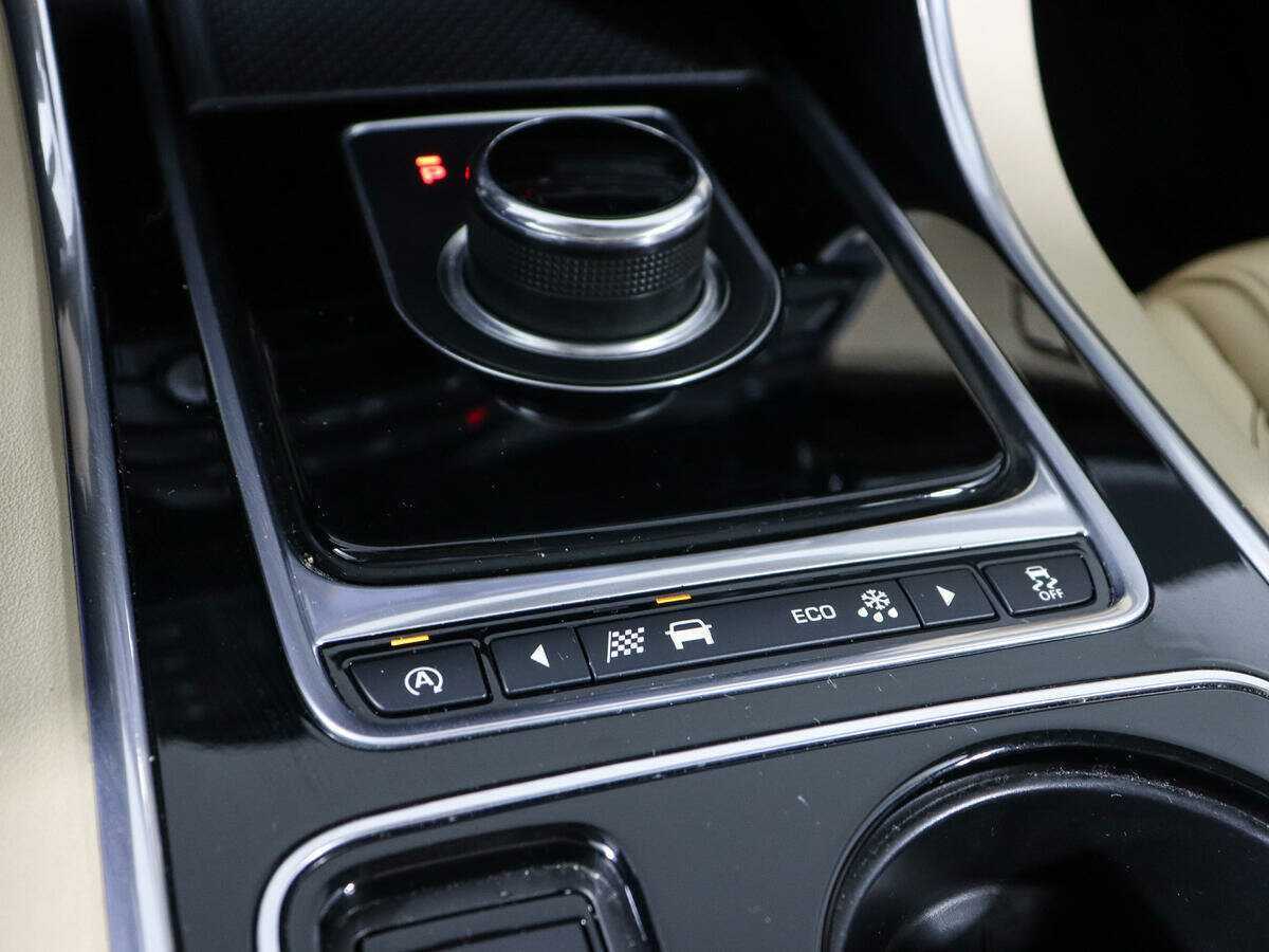 Купить Jaguar XE с пробегом. Фото: #23