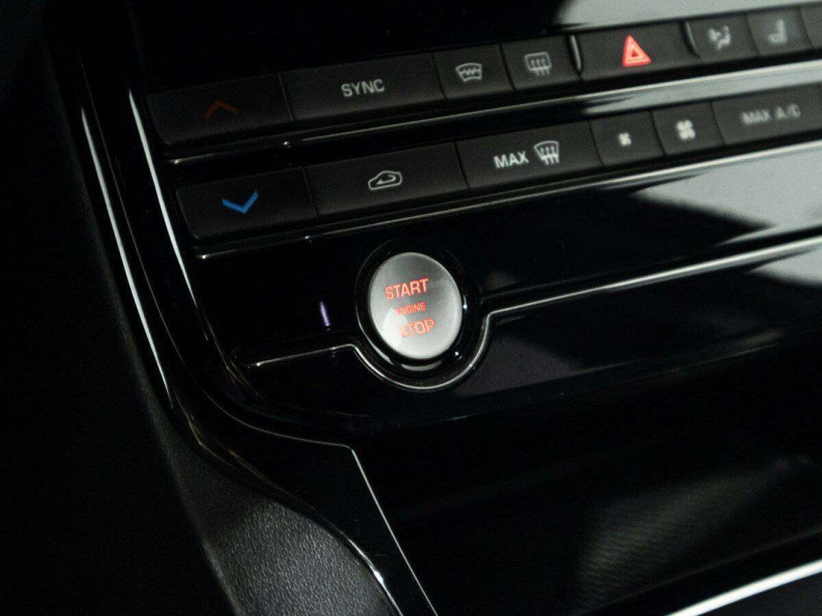 Купить Jaguar XE с пробегом. Фото: #18