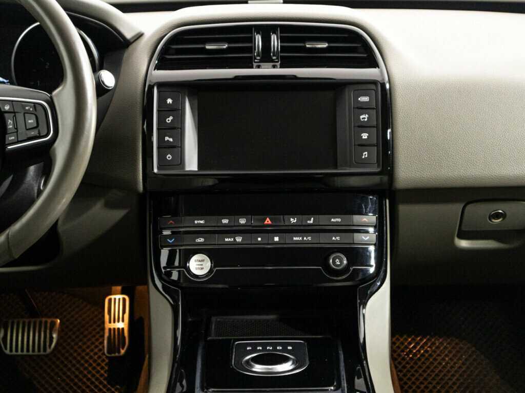 Купить Jaguar XE с пробегом. Фото: #13