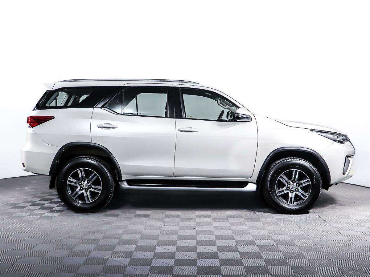Купить Toyota Fortuner с пробегом. Фото: #3