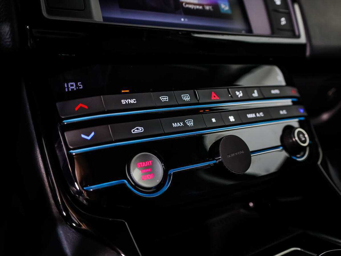 Купить Jaguar XE с пробегом. Фото: #13