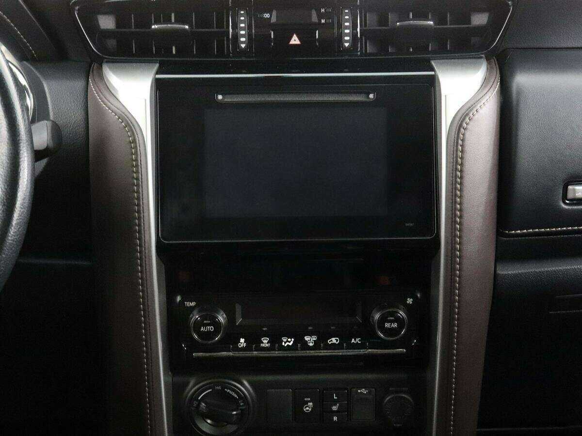 Купить Toyota Fortuner с пробегом. Фото: #12