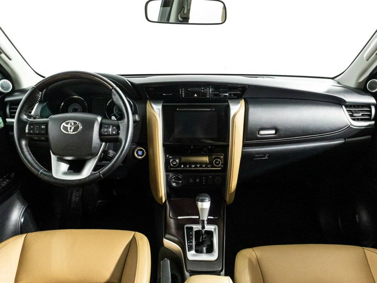 Купить Toyota Fortuner с пробегом. Фото: #10