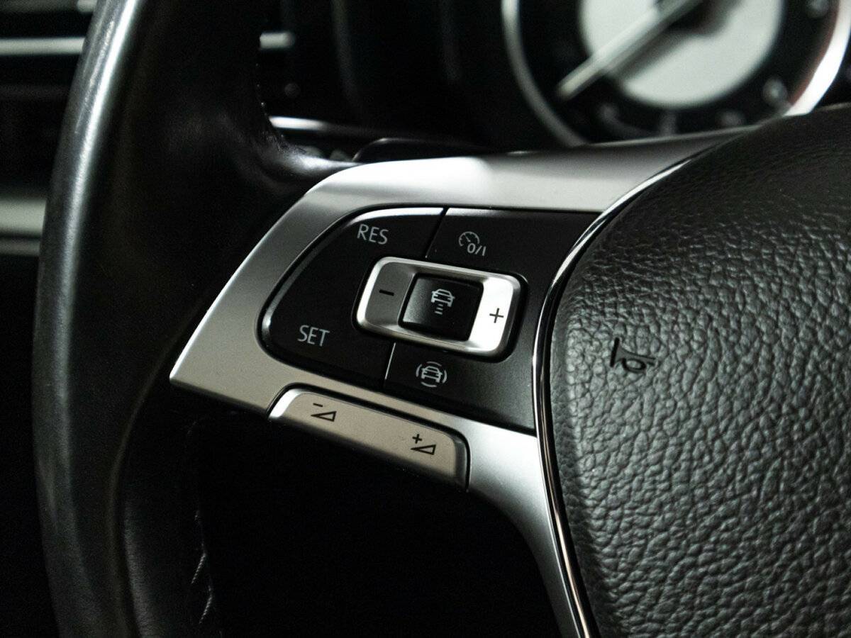 Купить Volkswagen Touareg с пробегом. Фото: #22