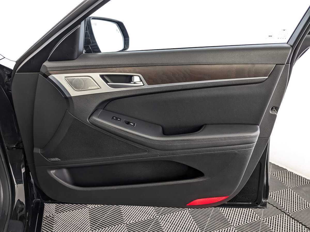Купить Genesis G80 с пробегом. Фото: #24