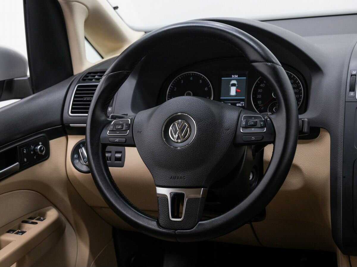 Купить Volkswagen Touran с пробегом. Фото: #10