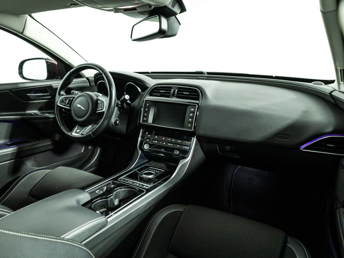 Купить Jaguar XE с пробегом. Фото: #6