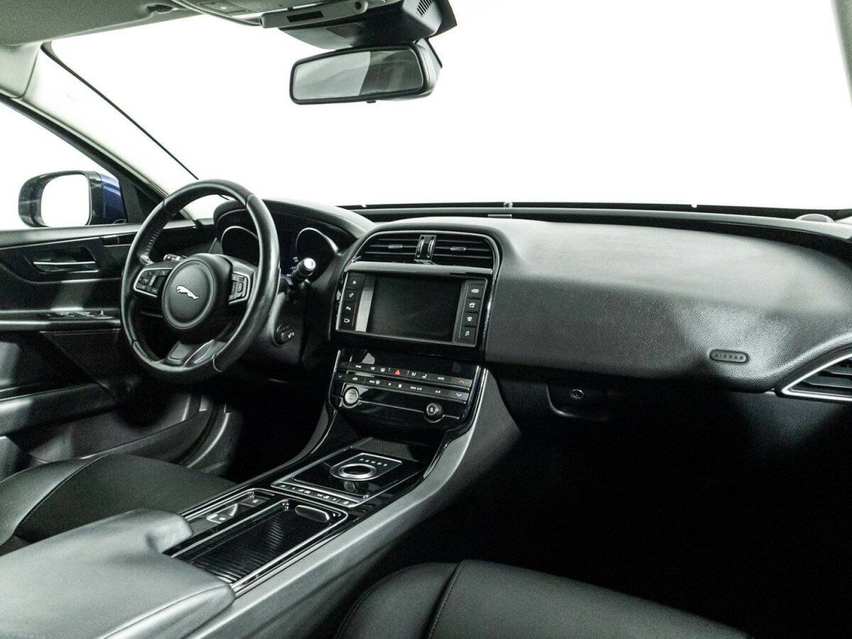 Купить Jaguar XE с пробегом. Фото: #8
