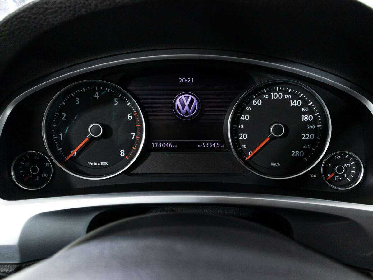 Купить Volkswagen Touareg с пробегом. Фото: #11