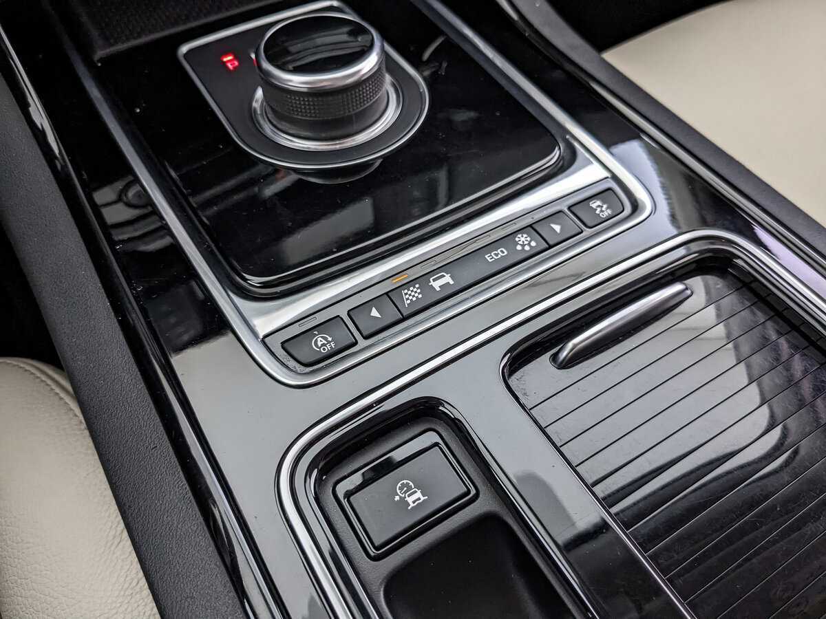 Купить Jaguar XE с пробегом. Фото: #22