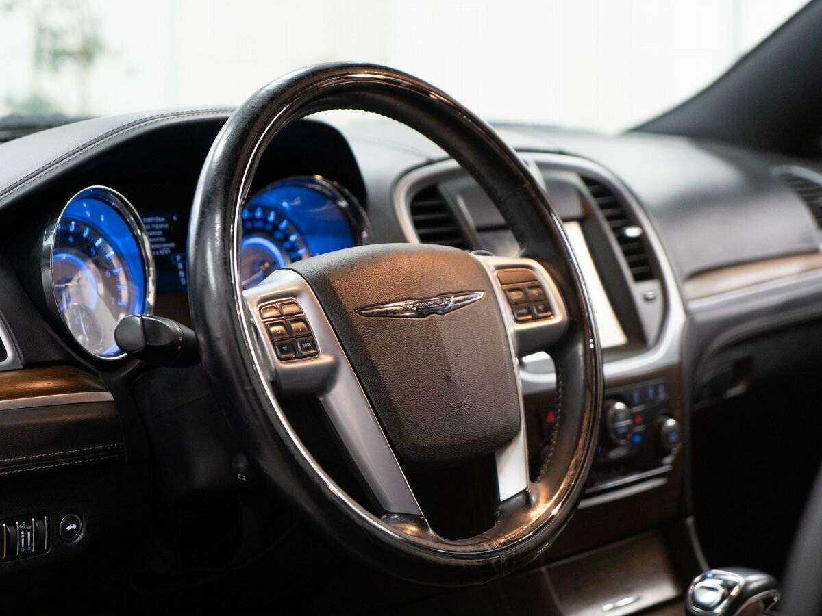 Купить Chrysler 300C с пробегом. Фото: #4