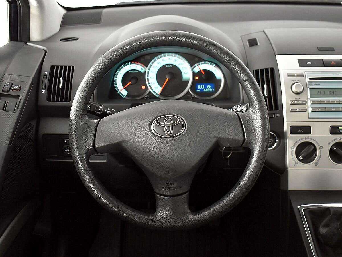 Купить Toyota Corolla Verso с пробегом. Фото: #10