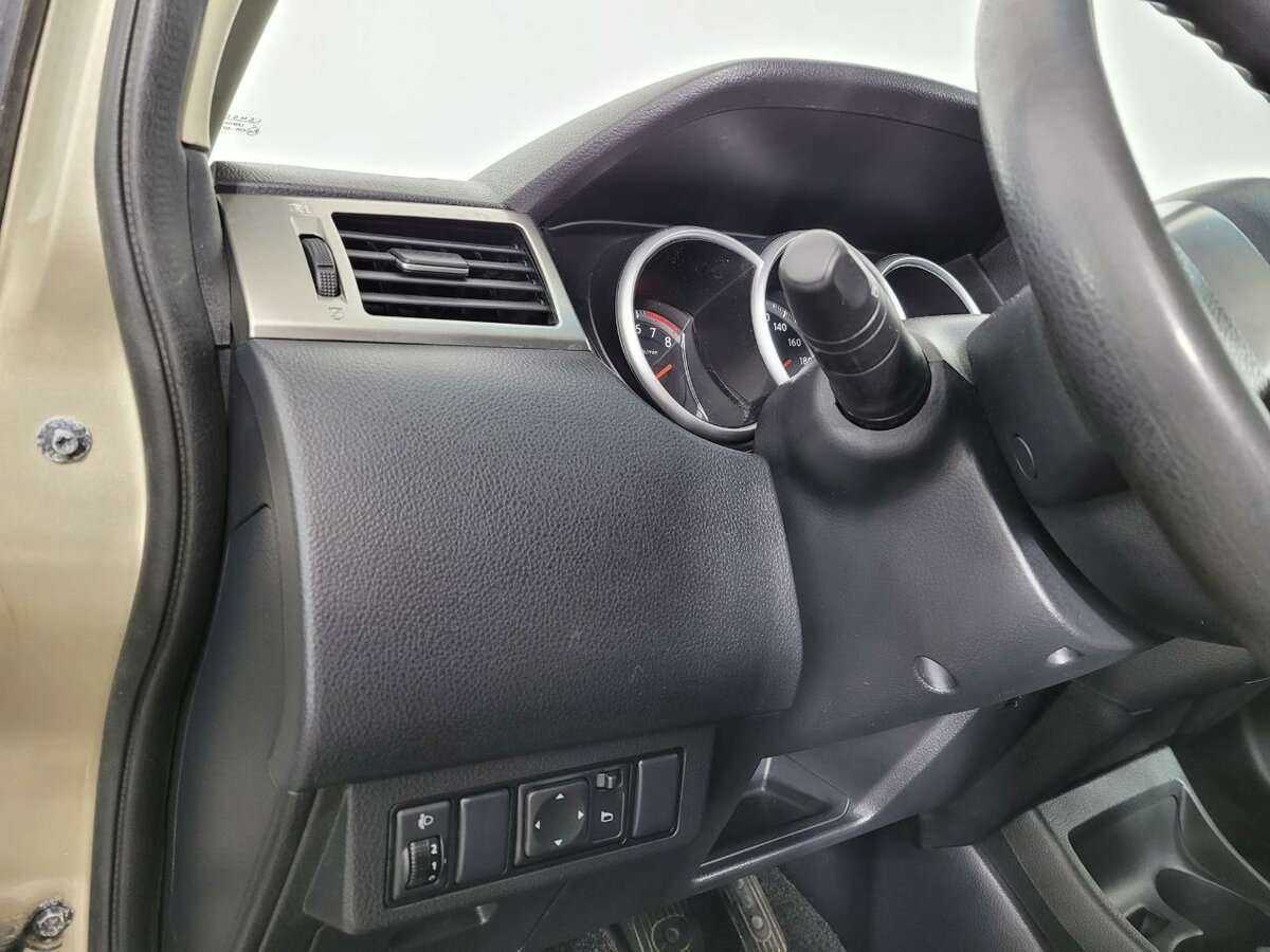 Купить Nissan Tiida с пробегом. Фото: #8